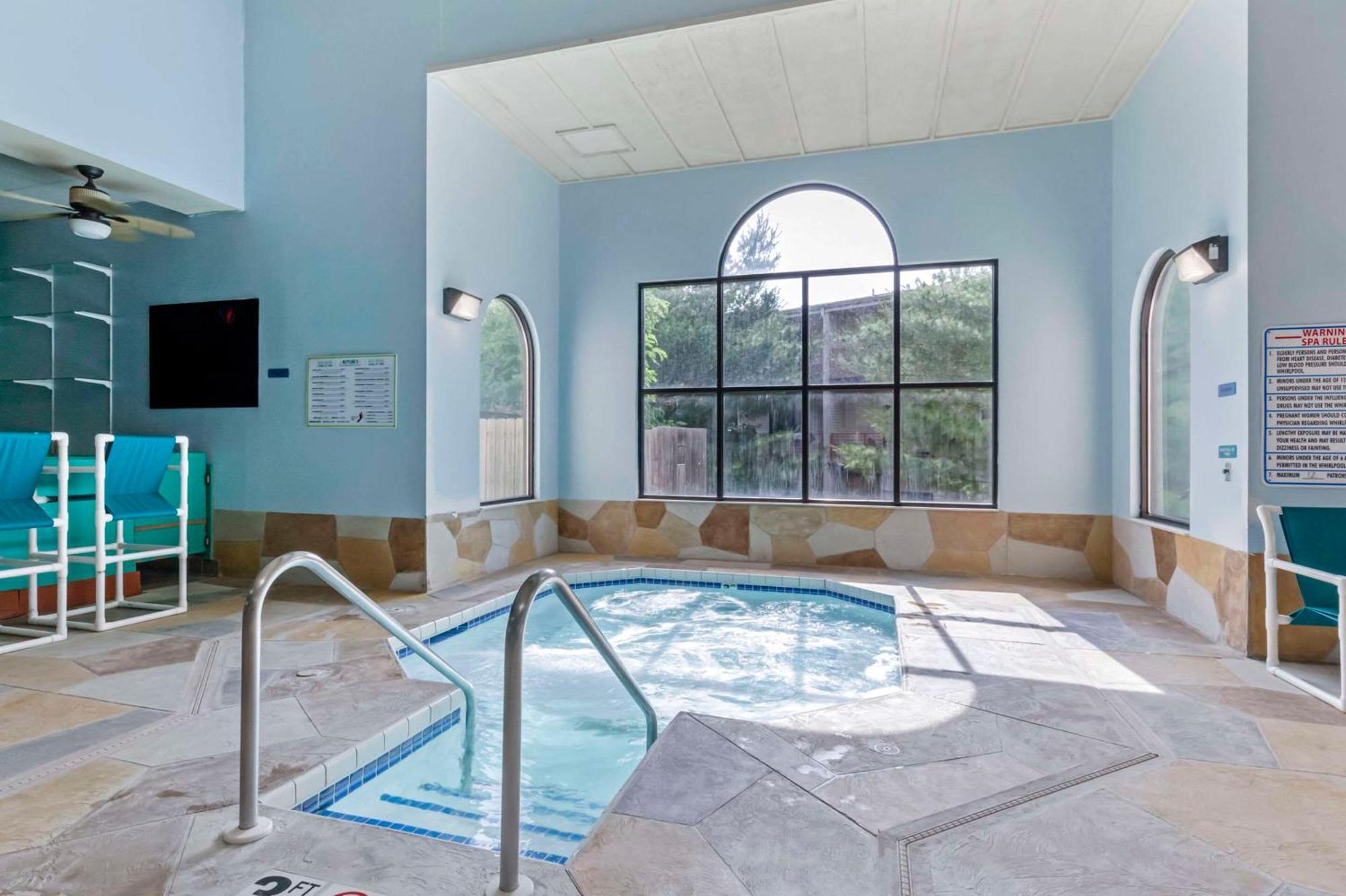 Atlantis Family Waterpark Hotel, Ascend Hotel Collection Lake Delton Exterior photo
