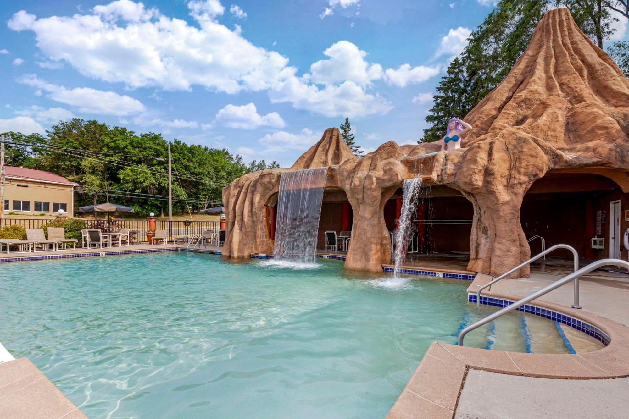 Atlantis Family Waterpark Hotel, Ascend Hotel Collection Lake Delton Exterior photo